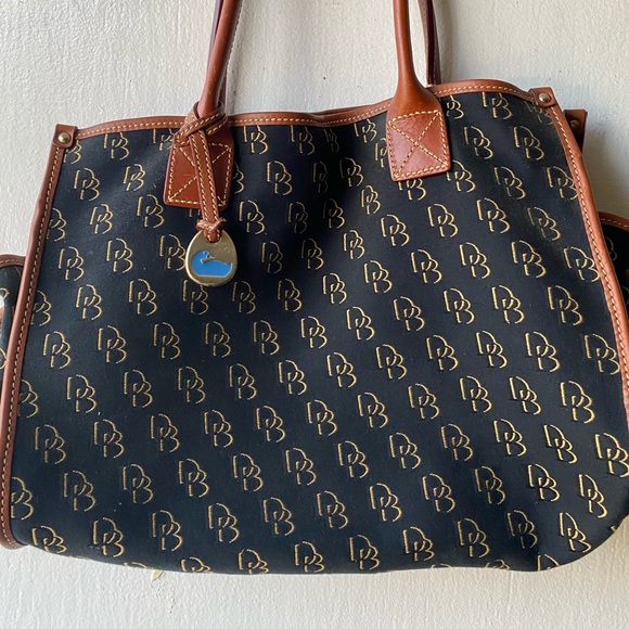 Dooney & Bourke purse - Picture 1 of 3